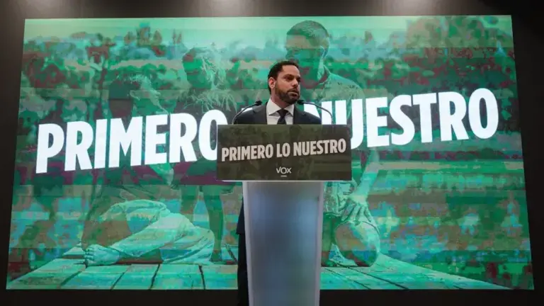 FOTOGRAFÍA. BARCELONA (CATALUÑA) ESPAÑA, 21 DE ENERO DE 2026. El número dos de calle Bambú 12 y presidente del Grupo Parlamentario de VOX en el Parlamento de Cataluña, Ignacio Garriga Vaz de Conceiçao, ofrece un desayuno informativo con los medios de comunicación en Barcelona sobre la actualidad política que pasa por "una emergencia nacional" marcada por el colapso de los servicios públicos, el deterioro de las infraestructuras, la inseguridad creciente y el empobrecimiento generalizado, con dos accidentes ferroviarios, uno en Adamuz (Córdoba) y otro en Gelida (Barcelona). Lasvocesdelpueblo (Ñ Pueblo) 
