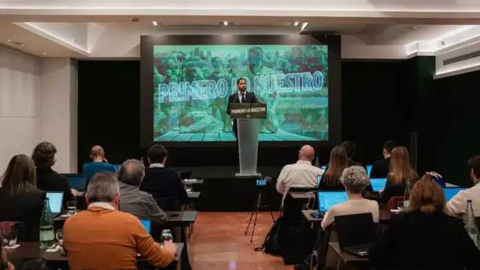 VOX,Garriga, Ignacio Garriga vaz de Conceçao,Gelida,Adamuz,colapso ferroviario,VOX lidera la ofensiva por el caos de Rodalies contra Generalidad FOTOGRAFÍA. BARCELONA (CATALUÑA) ESPAÑA, 21 DE ENERO DE 2026. El número dos de calle Bambú 12 y presidente del Grupo Parlamentario de VOX en el Parlamento de Cataluña, Ignacio Garriga Vaz de Conceiçao, ofrece un desayuno informativo con los medios de comunicación en Barcelona sobre la actualidad política que pasa por "una emergencia nacional" marcada por el colapso de los servicios públicos, el deterioro de las infraestructuras, la inseguridad creciente y el empobrecimiento generalizado, con dos accidentes ferroviarios, uno en Adamuz (Córdoba) y otro en Gelida (Barcelona). Lasvocesdelpueblo (Ñ Pueblo)