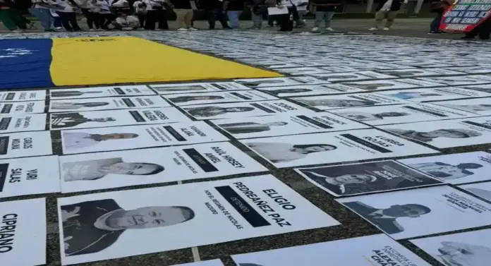 FOTOGRAFÍA. CARACAS (VENEZUELA), 13 DE ENERO DE 2026. Diez días después de la captura y extracción del narcodictador socialista y terrorista líder del Cartel de los Soles, Nicolás Maduro Moros, junto a su esposa la narcotirana Cilia Adela Flores de Maduro (Cilia Maduro), los resto de la moribunda narcodictadura socialista en Venezuela solo han liberado de los centros de torturas del narcorégimen 73 de los al menos 1.000 presos políticos. La Administración Donald John Trump/James David Vance gobierna Venezuela desde el día de la respuesta, 3 de enero de 2026, pero es el régimen interino en mano de los restos de esta tiranía socialista que elige cuando, cuántos y cómo. Los familiares de los presos de ideas han decidido pernoctar y pasar sus días frente a los centros de tortura hasta que todos los secuestrados sean puestos en libertad. Lasvocesdelpueblo (Ñ Pueblo)