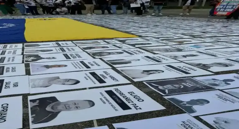 FOTOGRAFÍA. CARACAS (VENEZUELA), 13 DE ENERO DE 2026. Diez días después de la captura y extracción del narcodictador socialista y terrorista líder del Cartel de los Soles, Nicolás Maduro Moros, junto a su esposa la narcotirana Cilia Adela Flores de Maduro (Cilia Maduro), los resto de la moribunda narcodictadura socialista en Venezuela solo han liberado de los centros de torturas del narcorégimen 73 de los al menos 1.000 presos políticos. La Administración Donald John Trump/James David Vance gobierna Venezuela desde el día de la respuesta, 3 de enero de 2026, pero es el régimen interino en mano de los restos de esta tiranía socialista que elige cuando, cuántos y cómo. Los familiares de los presos de ideas han decidido pernoctar y pasar sus días frente a los centros de tortura hasta que todos los secuestrados sean puestos en libertad. Lasvocesdelpueblo (Ñ Pueblo)