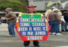 FOTOGRAFÍA. CARACAS (VENEZUELA), 13 DE ENERO DE 2026. Diez días después de la captura y extracción del narcodictador socialista y terrorista líder del Cartel de los Soles, Nicolás Maduro Moros, junto a su esposa la narcotirana Cilia Adela Flores de Maduro (Cilia Maduro), los resto de la moribunda narcodictadura socialista en Venezuela solo han liberado de los centros de torturas del narcorégimen 73 de los al menos 1.000 presos políticos. La Administración Donald John Trump/James David Vance gobierna Venezuela desde el día de la respuesta, 3 de enero de 2026, pero es el régimen interino en mano de los restos de esta tiranía socialista que elige cuando, cuántos y cómo. Los familiares de los presos de ideas han decidido pernoctar y pasar sus días frente a los centros de tortura hasta que todos los secuestrados sean puestos en libertad. Lasvocesdelpueblo (Ñ Pueblo)