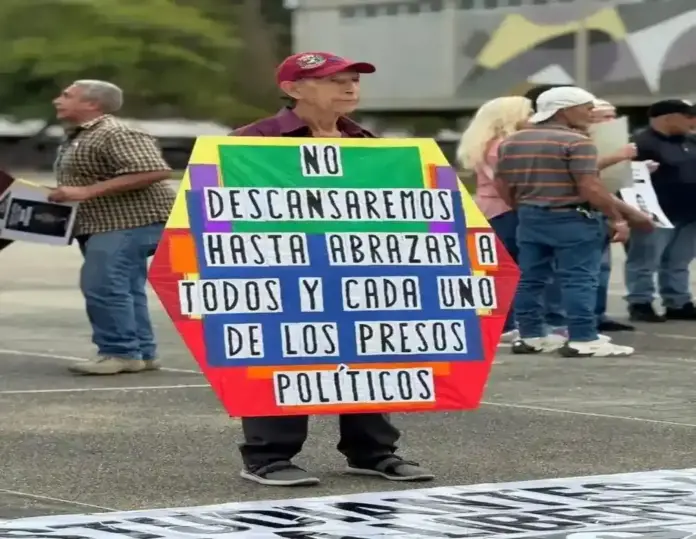 Venezuela, seceustrados, centros de tortura Venezuela, presos de cosnciencia, presos políticos, presos de ideas (2) FOTOGRAFÍA. CARACAS (VENEZUELA), 13 DE ENERO DE 2026. Diez días después de la captura y extracción del narcodictador socialista y terrorista líder del Cartel de los Soles, Nicolás Maduro Moros, junto a su esposa la narcotirana Cilia Adela Flores de Maduro (Cilia Maduro), los resto de la moribunda narcodictadura socialista en Venezuela solo han liberado de los centros de torturas del narcorégimen 73 de los al menos 1.000 presos políticos. La Administración Donald John Trump/James David Vance gobierna Venezuela desde el día de la respuesta, 3 de enero de 2026, pero es el régimen interino en mano de los restos de esta tiranía socialista que elige cuando, cuántos y cómo. Los familiares de los presos de ideas han decidido pernoctar y pasar sus días frente a los centros de tortura hasta que todos los secuestrados sean puestos en libertad. Lasvocesdelpueblo (Ñ Pueblo)