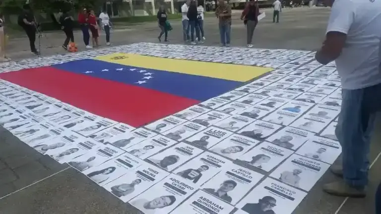 FOTOGRAFÍA. CARACAS (VENEZUELA), 13 DE ENERO DE 2026. Diez días después de la captura y extracción del narcodictador socialista y terrorista líder del Cartel de los Soles, Nicolás Maduro Moros, junto a su esposa la narcotirana Cilia Adela Flores de Maduro (Cilia Maduro), los resto de la moribunda narcodictadura socialista en Venezuela solo han liberado de los centros de torturas del narcorégimen 73 de los al menos 1.000 presos políticos. La Administración Donald John Trump/James David Vance gobierna Venezuela desde el día de la respuesta, 3 de enero de 2026, pero es el régimen interino en mano de los restos de esta tiranía socialista que elige cuando, cuántos y cómo. Los familiares de los presos de ideas han decidido pernoctar y pasar sus días frente a los centros de tortura hasta que todos los secuestrados sean puestos en libertad. Lasvocesdelpueblo (Ñ Pueblo)
