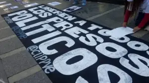 FOTOGRAFÍA. CARACAS (VENEZUELA), 13 DE ENERO DE 2026. Diez días después de la captura y extracción del narcodictador socialista y terrorista líder del Cartel de los Soles, Nicolás Maduro Moros, junto a su esposa la narcotirana Cilia Adela Flores de Maduro (Cilia Maduro), los resto de la moribunda narcodictadura socialista en Venezuela solo han liberado de los centros de torturas del narcorégimen 73 de los al menos 1.000 presos políticos. La Administración Donald John Trump/James David Vance gobierna Venezuela desde el día de la respuesta, 3 de enero de 2026, pero es el régimen interino en mano de los restos de esta tiranía socialista que elige cuando, cuántos y cómo. Los familiares de los presos de ideas han decidido pernoctar y pasar sus días frente a los centros de tortura hasta que todos los secuestrados sean puestos en libertad. Lasvocesdelpueblo (Ñ Pueblo)