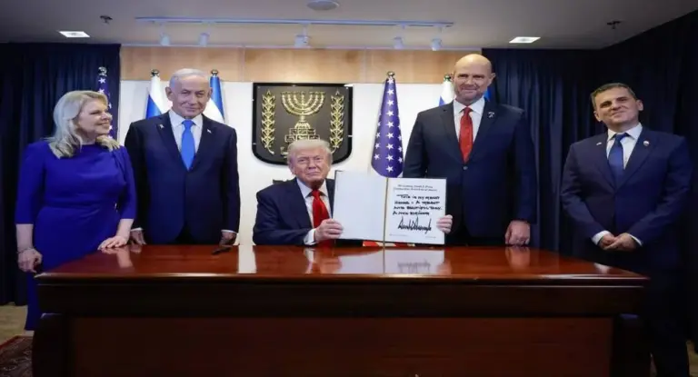 FOTOGRAFÍA. JERUSALÉN (ISRAEL), 13 DE OCTUBRE DE 2025. El presidente de los Estados Unidos de América), Donald John Trump, visita a Israel en el día de la entrega de todos los rehenes vivos por parte de Hamas ISIS, derrotado por el Ejército israelí Tzáhal (Fuerzas de Defensa de Israel, FDI). El primer ministro de Israel, "Bibi" Benjamín Netanyahu, junto a la Primera dama de israel Sara Ben-Artzi (Sara Netanyahu o Sara Ben-Artzi Netanyahu), ha recibido a su homólogo estadounidense al pie del avión Air Force One, junto al presiente del Estado de Israel, Isaac Herzog, en el Aeropuerto Internacional Ben Gurión es el aeropuerto internacional más grande de Israel, situado cerca de la ciudad de Lod, a 15 kilómetros al sureste de Tel Aviv. Se trata  Una muestra directa del reconocimiento de todo un país al líder del mundo libre Donald John Trump. "¡Busca la paz y síguela! (Salmos 34:14)", escribió en la red social X poco después el presidente de Israel junto a una foto con el presidente Trump tras la llegada de Trump. "En este momento de alegría y alivio para el pueblo de Israel, mientras nuestros hijos regresan a casa después del cautiverio, no hemos olvidado ni por un momento a las familias en duelo cuyos seres queridos aún no han regresado" añade la Presidencia de la Tierra Santa mientras Trump se reúne con los familiares de los rehenes asesinados y vivos en el Knesset, donde el mandatario, invitado por el presidente del Knesset, Amir Ohana —quien le ha recibido y presentado a la Cámara parlamentaria hebrea entre aplausos, excepto los representantes musulmanes (árabes) israelíes que llegaron a exhibir carteles y israelófobos con tics antisemitas en un día de alegría para todo Israel y Gaza, y fueron expulsado del Parlamento mientras los activistas israelíes ya reclaman su suspensión y expulsión de Israel—. Los familiares de los rehenes han dicho a Trump: "gracias", un agradecimiento sincero y profundo tras cumplirse la promesa electoral de Trump de traer a todos los rehenes a casa. Trump abandonó Israel más tarde junto a El Cairo (Egipto) para presidir la Cumbre de la Paz postguerra de Gaza. Los firmantes del Plan Trump para Gaza han invitado un total de 20 jefes de Estado de todo el planeta, mientras muchos países antisemitas se han autoinvitado. ya saben, no tendrán ningún papel ni en el encuentro ni en la construcción de la nueva Gaza administrada por EEUU y sus socios árabes: Egipto, Cata, Turquía y Emirato Árabes Unidos, con Israel como fuerza militar con puesto avanzado en el llamado "Corredor Filadelfia" en caso de necesidad. Lasvocesdelpueblo (Ñ Pueblo)