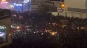 FOTOGRAFÍA. TEHERÁN (IRÁN), 08 DE ENERO DE 2026. La tiranía antisemita e islamista de los Ayatolás colapsa en Irán. La capital del país persa, donde antes de la llegada al poder de la ultraizquierda islamofascista: los Ayatolás ISIS, la mujer iba por las calles luciendo minifalda, está registrando masivas protestas contra la dictadura socialista islámica en una de las principales avenidas de Teherán. Los manifestantes han llegado a prender fuego a un edificio gubernamental de la tiranía antisemita e islamista. Captura video/Lasvocesdelpueblo (Ñ Pueblo)