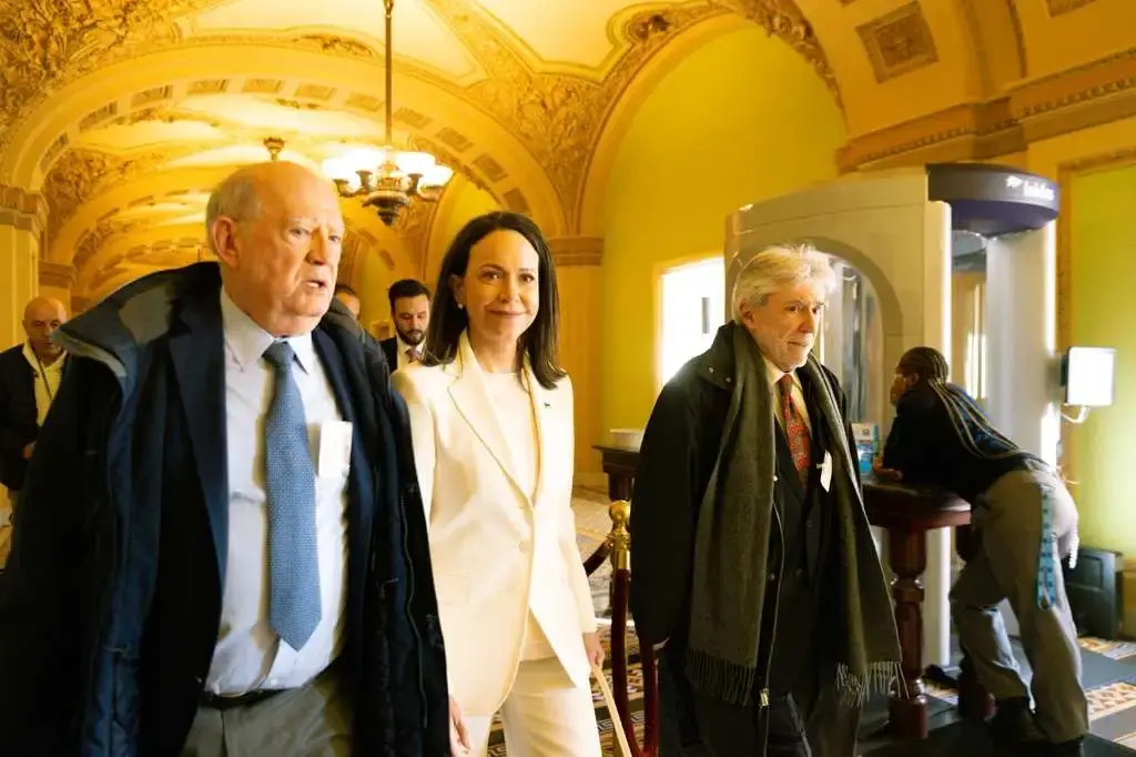 FOTOGRAFÍA. WASHINGTON (ESTADOS UNIDOS DE AMÉRICA), 15 DE ENERO DE 2026. El presidente de United States of America y la líder opositora venezolana, respectivamente, Donald John Trump y María Corina, se reúnen en la Casa Blanca, Presidencia de los Estados Unidos de América. La política estadounidense de origen cubano, miembro de la Cámara de Representantes de los Estados Unidos de América por el 27.° distrito congresional de Florida, que pertenece al Partido Republicano, María Elvira Salazar (Miami, Florida; 1 de noviembre de 1961), escribe en X: "Después de años de persecución, exilio y una lucha inquebrantable por la libertad, un gesto histórico habla más fuerte que cualquier discurso. Al ofrecer su Premio Nobel de la Paz, María Corina Machado honra la liberación del pueblo venezolano y reconoce al presidente Trump por mantenerse firme cuando más lo necesitaban. Este es el acto de una mujer que verdaderamente ama a su país, con el alma y con la vida. Esto es patriotismo sin cálculo y un liderazgo forjado en el sacrificio. Los venezolanos nunca olvidarán este acto de amor desinteresado por la nación". Lasvocesdelpueblo (Ñ Pueblo)