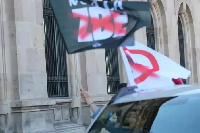 FOTOGRAFÍA. BARCELONA (CATALUÑA) ESPAÑA, 31 DE ENERO DE 2026. El número dos de VOX y presidente del Grupo Parlamentario en el Parlamento de Cataluña, Ignacio Garriga Vaz de Conceiçao, participa en una marcha motorizada anti-ZBE (anti-Zona de Bajas Emisiones) en por las calles de Barcelona hasta plaza Portal de la Pau, frente al Monumento al descubridor español Cristóbal Colón, junto al presidente de VOX en Barcelona y portavoz del Grupo Parlamentario de VOX en el Parlamento de Cataluña, Joan Garriga Doménech; los diputados por Barcelona al Congreso de los Diputados, Juan José Aizcorbe y María Caridad Mejías Sánchez (Carina Mejías); el secretario general del  Sindicato para la Defensa de los Trabajadores de España SOLIDARIDAD, Jordi Albert de la Fuente Miró (Jordi de la Fuente); la concejala del Grupo Municipal de VOX en el Ayuntamiento de Castell-Platja d'Aro-S'Agaró, Sandra Moya Bolivar; y el presidente del Grupo Municipal en el Ayuntamiento de Barcelona. Lasvocesdelpueblo (Ñ Pueblo)
