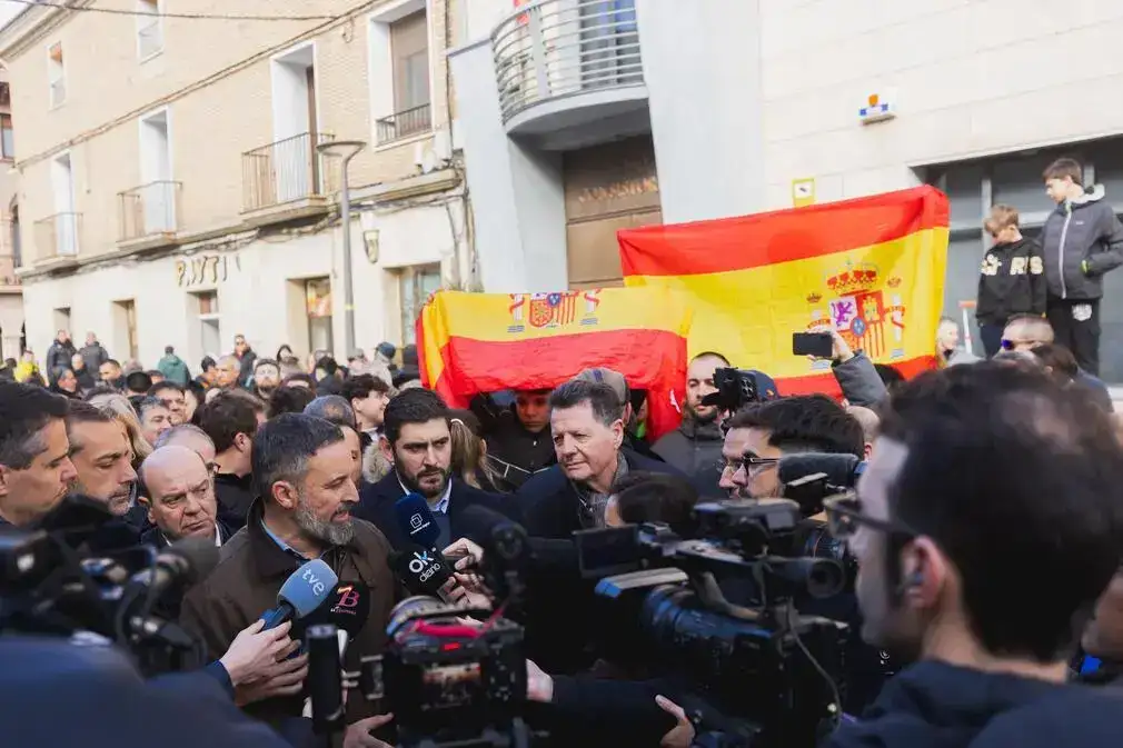 FOTOGRAFÍA. ZUERA (ZARAGOZA) ARAGÓN (ESPAÑA), 31 DE ENERO DE 2026. Más de 1.000 personas abarrotan el canutazo de Abascal y Nolasco en Zuera. El presidente de VOX, Santiago Abascal Conde; junto al candidato de VOX a la Presidencia del Gobierno autonómico de Aragón, Alejandro Nolasco Asensio; valora la actualidad política en Plaza España de Zuera, en la provincia de Zaragoza, dentro de los actos de la campaña electoral Elecciones Aragón 8F. Lasvocesdelpueblo (Ñ Pueblo