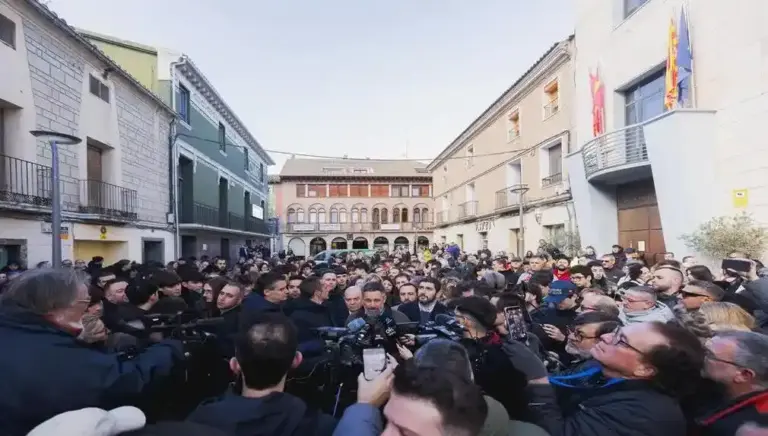 FOTOGRAFÍA. ZUERA (ZARAGOZA) ARAGÓN (ESPAÑA), 31 DE ENERO DE 2026. Más de 1.000 personas abarrotan el canutazo de Abascal y Nolasco en Zuera. El presidente de VOX, Santiago Abascal Conde; junto al candidato de VOX a la Presidencia del Gobierno autonómico de Aragón, Alejandro Nolasco Asensio; valora la actualidad política en Plaza España de Zuera, en la provincia de Zaragoza, dentro de los actos de la campaña electoral Elecciones Aragón 8F. Lasvocesdelpueblo (Ñ Pueblo