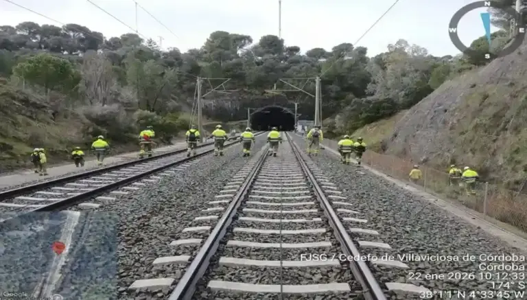 FOTOGRAFÍA. ADAMUZ (CÓRDOBA) ANDALUCÍA (ESPAÑA), 25 DE ENERO DE 2026. Lluvias generalizadas con rachas muy fuertes el martes. CIAF: ¿Por qué estaba así esa soldadura del carril? Accidente ferroviario de Adamuz. Efectivos del Servicio de Extinción de Incendios Forestales de Andalucía (Infoca) y del Grupo de Emergencias de Andalucía colaboran con la Guardia Civil tras el accidente de Adamuz (Córdoba). Efe