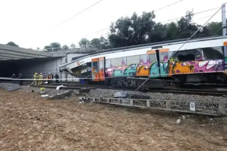 FOTOGRAFÍA. GELIDA (BARCELONA) CATALUÑA (ESPAÑA), 20 DE ENERO DE 2026. Rodalies aún sin servicio en toda Cataluña. Varios bomberos trabajan en la zona cero del accidente de tren ocurrido este en Gelida (Barcelona). Efe