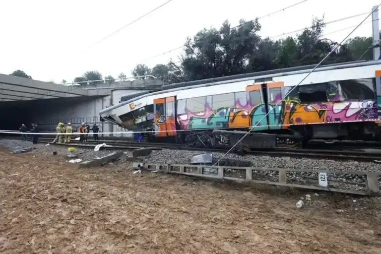 FOTOGRAFÍA. GELIDA (BARCELONA) CATALUÑA (ESPAÑA), 20 DE ENERO DE 2026. Rodalies aún sin servicio en toda Cataluña. Varios bomberos trabajan en la zona cero del accidente de tren ocurrido este en Gelida (Barcelona). Efe