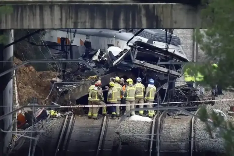 FOTOGRAFÍA. GELIDA (BARCELONA) CATALUÑA (ESPAÑA), 20 DE ENERO DE 2026. Rodalies aún sin servicio en toda Cataluña. Varios bomberos trabajan en la zona cero del accidente de tren ocurrido este en Gelida (Barcelona). Efe