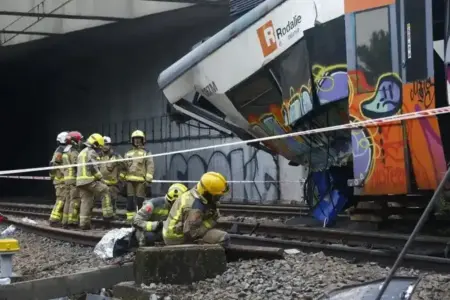 FOTOGRAFÍA. GELIDA (BARCELONA) CATALUÑA (ESPAÑA), 20 DE ENERO DE 2026. Rodalies aún sin servicio en toda Cataluña. Varios bomberos trabajan en la zona cero del accidente de tren ocurrido este en Gelida (Barcelona). Efe