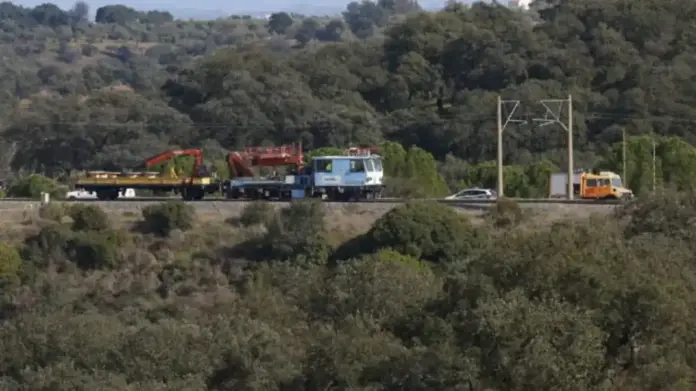 alvia, Iryo,Adamuz,accidente Ferroviario,Adif, Los maquinistas reportan baches en la línea Madrid y Barcelona (2) FOTOGRAFÍA. ADAMUZ (CÓRDOBA) ANDALUCÍA (ESPAÑA), 20 DE ENERO DE 2026. Los maquinistas reportan baches en la línea Madrid y Barcelona. Dos enormes grúas de 400 y 300 toneladas, cuyas máquinas son empleadas normalmente para trabajos industriales, trabajan en el lugar de descarrilamiento de los trenes en el accidente ferroviario de Adamuz (Córdoba). Efe
