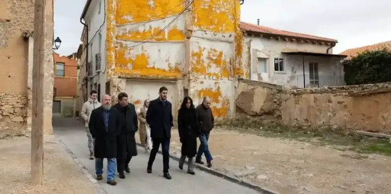 FOTOGRAFÍA. CELLA (TERUEL) ARAGÓN (ESPAÑA), 26 DE ENERO DE 2026. Nolasco anuncia producción masiva de vivienda del Gobierno de VOX. El candidato de VOX a la Presidencia del Gobierno autonómico de Aragón para las Elecciones Aragón 8 de febrero de 2026 (8F), Alejandro Nolasco Asensio (3 d); registrado este domingo desde Cella (Teruel), en una visita a la localidad junto a la número 2 por Teruel a las Cortes de Aragón, Aroha Rochela Romero (2 d). Lasvocesdelpueblo (Ñ Pueblo)