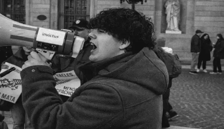 FOTOGRAFÍA. BARCELONA (CATALUÑA) ESPAÑA, 25 DE ENERO DE 2026. Invictus España lidera la movilización frente al caos de Óscar Puente. La plaza san Jaime de Barcelona ha registrado este domingo una concentración contra el colapso ferroviario en Rodalies de Cataluña y en el resto de España, principalmente en Adamuz (Córdoba), en Gelida (Barcelona) y Asturias, caso ferroviario que ha dejado hasta ahora un total de 46 muertos y varios heridos graves (45 víctimas mortales en Adamuz y una en Gelida). Lasvocesdelpueblo (Ñ Pueblo)