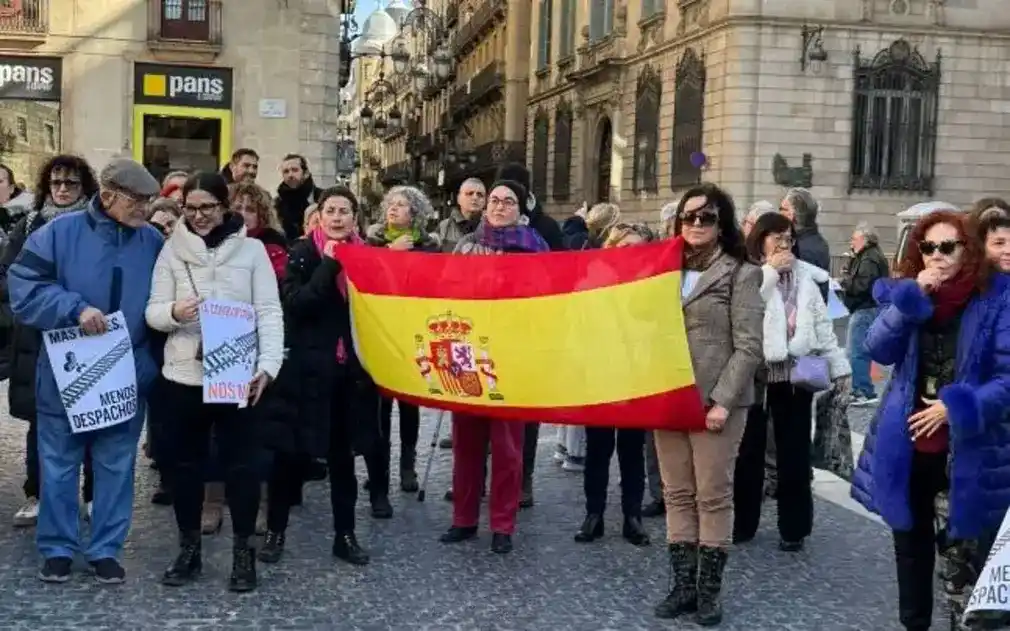 FOTOGRAFÍA. BARCELONA (CATALUÑA) ESPAÑA, 25 DE ENERO DE 2026. Invictus España lidera la movilización frente al caos de Óscar Puente. La plaza san Jaime de Barcelona ha registrado este domingo una concentración contra el colapso ferroviario en Rodalies de Cataluña y en el resto de España, principalmente en Adamuz (Córdoba), en Gelida (Barcelona) y Asturias, caso ferroviario que ha dejado hasta ahora un total de 46 muertos y varios heridos graves (45 víctimas mortales en Adamuz y una en Gelida). Lasvocesdelpueblo (Ñ Pueblo)