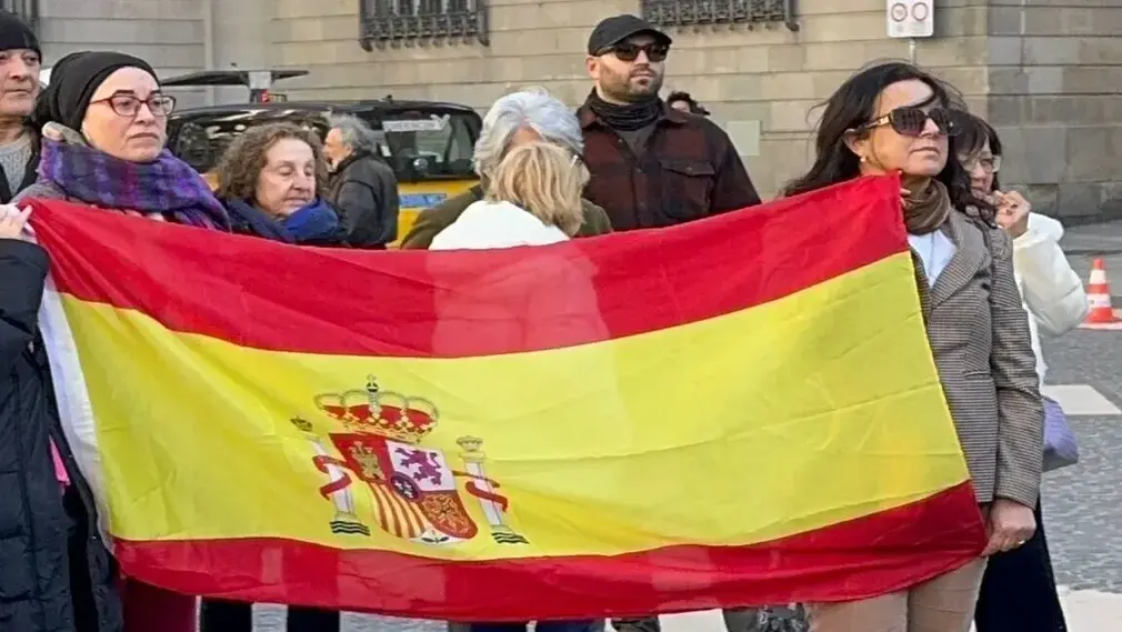 FOTOGRAFÍA. BARCELONA (CATALUÑA) ESPAÑA, 25 DE ENERO DE 2026. La plaza san Jaime de Barcelona ha registrado este domingo una concentración contra el colapso ferroviario en Rodalies de Cataluña y en el resto de España, principalmente en Adamuz (Córdoba), en Gelida (Barcelona) y Asturias, caso ferroviario que ha dejado hasta ahora un total de 46 muertos y varios heridos graves (45 víctimas mortales en Adamuz y una en Gelida). Lasvocesdelpueblo (Ñ Pueblo)