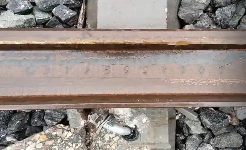 FOTOGRAFÍA. ADAMUZ (CÓRDOBA) ANADALUCÍA (ESPAÑA), 25 DE ENERO DE 2026. Óscar Puente no piensa dimitir y exige "déjennos trabajar". Detalle del carril roto y un presunto documento sobre dicho presunto mantenimiento realizado sobre el tramo de la vía del trágico accidente ferroviario de Adamuz (Córdoba) Andalucía, facilitado este domingo por El ministro de Transportes y Movilidad Sostenible (MITMA), Óscar Puente Santiago, dejando entender -sin mencionarlo- que ha sido una mala suerte porque "el carril roto por el que se produce el descarrilamiento es un carril nuevo. En concreto el número 312592Y101". Lasvocesdelpueblo (Ñ Pueblo)