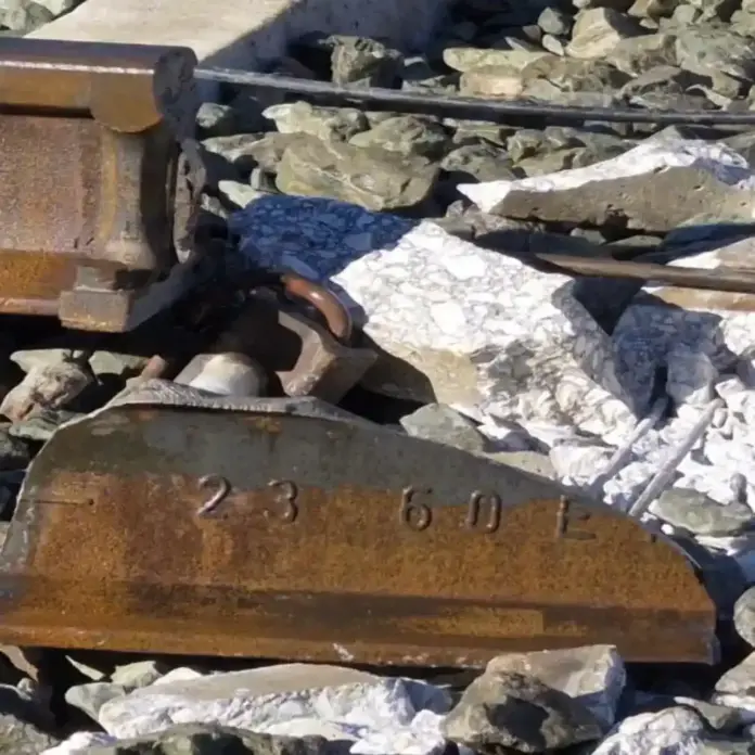 FOTOGRAFÍA. ADAMUZ (CÓRDOBA) ANADALUCÍA (ESPAÑA), 25 DE ENERO DE 2026. Óscar Puente no piensa dimitir y exige "déjennos trabajar". Detalle del carril roto y un presunto documento sobre dicho presunto mantenimiento realizado sobre el tramo de la vía del trágico accidente ferroviario de Adamuz (Córdoba) Andalucía, facilitado este domingo por El ministro de Transportes y Movilidad Sostenible (MITMA), Óscar Puente Santiago, dejando entender -sin mencionarlo- que ha sido una mala suerte porque "el carril roto por el que se produce el descarrilamiento es un carril nuevo. En concreto el número 312592Y101". Lasvocesdelpueblo (Ñ Pueblo)