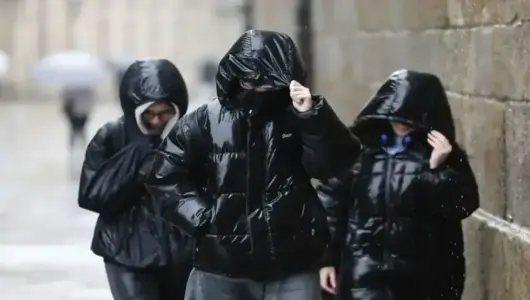 FOTOGRAFÍA. SANTIAGO DE COMPOSTELA (GALICIA) ESPAÑA, 21 DE ENERO DE 2026. Sábado de chubascos y descenso generalizado de temperaturas. Varias chicas caminan bajo la lluvia en Santiago de Compostela este miércoles. Efe