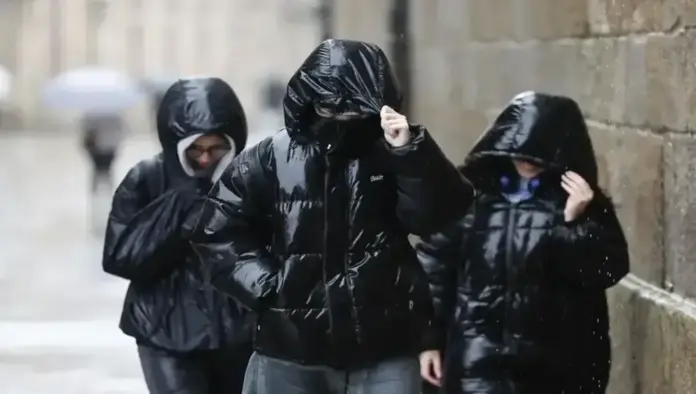 chubascos, lluvias, Sábado de chubascos y descenso generalizado de temperaturas,mal tiempo (2) FOTOGRAFÍA. SANTIAGO DE COMPOSTELA (GALICIA) ESPAÑA, 21 DE ENERO DE 2026. Sábado de chubascos y descenso generalizado de temperaturas. Varias chicas caminan bajo la lluvia en Santiago de Compostela este miércoles. Efe