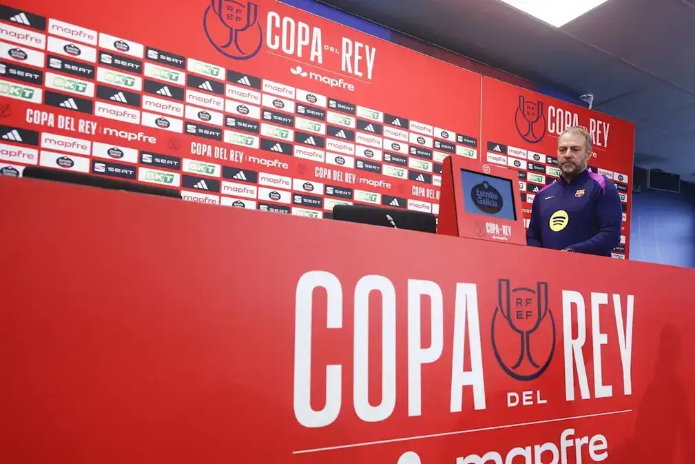 FOTOGRAFÍA. SANTANDER (CANTABRIA) ESPAÑA, 16 DE ENERO DE 2026. El defensa del Barcelona Jules Koundé (i) se escapa de Giorgi Guliashvili, del Racing, en el partido de octavos de final de Copa del Rey que Racing de Santander y FC Barcelona disputan este jueves en El Sardinero, en la capital cántabra. Efe