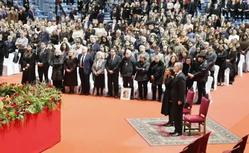 FOTOGRAFÍA. CIUDAD DE HUELVA (HUELVA) ANDALUCÍA (ESPAÑA), 30 DE ENERO DE 2026. Las víctimas del Adamuz rechazan la WOKE de Sánchez y llaman a Dios. Funeral de las victimas del accidente ferroviario de Adamuz. Entre los asistentes, el presidente de la Junta de Andalucía, Juan Manuel Moreno Bonilla (PP); la alcaldesa de Huelva, María del Pilar Miranda Plata (PP); el obispo de Huelva, Santiago Gómez Sierra; la vicepresidente primera del Gobierno WOKE de España y candidata del PSOE a la Presidencia de la Junta de Andalucía, María Jesús Montero Cuadrado; y los ministros de Política Territorial, Ángel Víctor Torres (PSOE); y el de Agricultura, Luis Planas Puchades (PSOE), además del presidente del PP, Alberto Núñez Feijóo; los reyes de España, Felipe Juan Pablo Alfonso de Todos los Santos de Borbón y Grecia (Felipe VI) y Letizia Ortiz Rocasolano (reina divorciada que se prestó a una boda cristiana y hoy no ha renunciado hacer el signo de la cruz en público). Efe