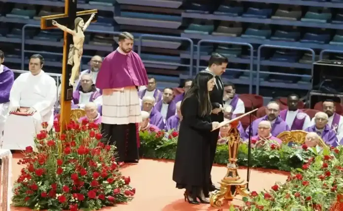 FOTOGRAFÍA. CIUDAD DE HUELVA (HUELVA) ANDALUCÍA (ESPAÑA), 30 DE ENERO DE 2026. Las víctimas del Adamuz rechazan la WOKE de Sánchez y llaman a Dios. Liliana Sáez, junto a su hermano Fidel, ha hablado en nombre de las familias de las 46 víctimas mortales del accidente ferroviario de Adamuz (hoy se ha registrado la cuadragesimosexta victima mortal. Entre los asistentes, el presidente de la Junta de Andalucía, Juan Manuel Moreno Bonilla (PP); la alcaldesa de Huelva, María del Pilar Miranda Plata (PP); el obispo de Huelva, Santiago Gómez Sierra; la vicepresidente primera del Gobierno WOKE de España y candidata del PSOE a la Presidencia de la Junta de Andalucía, María Jesús Montero Cuadrado; y los ministros de Política Territorial, Ángel Víctor Torres (PSOE); y el de Agricultura, Luis Planas Puchades (PSOE), además del presidente del PP, Alberto Núñez Feijóo; los reyes de España, Felipe Juan Pablo Alfonso de Todos los Santos de Borbón y Grecia (Felipe VI) y Letizia Ortiz Rocasolano (reina divorciada que se prestó a una boda cristiana y hoy no ha renunciado hacer el signo de la cruz en público). Efe