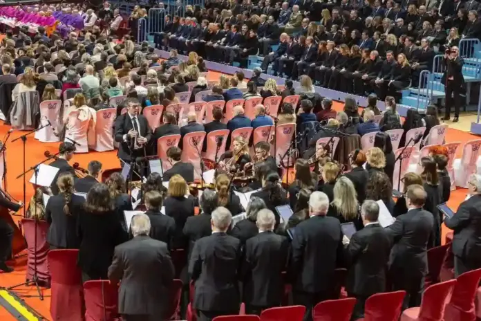 FOTOGRAFÍA. CIUDAD DE HUELVA (HUELVA) ANADALUCÍA (ESPAÑA), 29 DE ENERO DE 2026. 4.350 fieles arropan las víctimas en el funeral por el Adamuz. El Palacio de Deportes Carolina Marín ha acogido este jueves 29 de enero la Misa funeral por las víctimas del accidente ferroviario en Adamuz, en una celebración marcada por la solemnidad, la hondura espiritual y una intensa carga emotiva; una celebración religiosa por el trágico accidente ferroviario de Adamuz (Córdoba) que cobró la vida de 46 personas, con insólita ausencia del presidente del Gobierno de España y de su ministro de Transportes Pedro Sánchez Pérez-Castejón y Óscar Puente Santiago, respectivamente. Iglesia Católica de Huelva/Lasvocesdelpueblo (Ñ Pueblo)