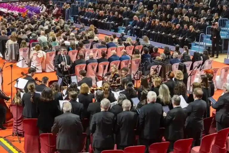 FOTOGRAFÍA. CIUDAD DE HUELVA (HUELVA) ANADALUCÍA (ESPAÑA), 29 DE ENERO DE 2026. 4.350 fieles arropan las víctimas en el funeral por el Adamuz. El Palacio de Deportes Carolina Marín ha acogido este jueves 29 de enero la Misa funeral por las víctimas del accidente ferroviario en Adamuz, en una celebración marcada por la solemnidad, la hondura espiritual y una intensa carga emotiva; una celebración religiosa por el trágico accidente ferroviario de Adamuz (Córdoba) que cobró la vida de 46 personas, con insólita ausencia del presidente del Gobierno de España y de su ministro de Transportes Pedro Sánchez Pérez-Castejón y Óscar Puente Santiago, respectivamente. Iglesia Católica de Huelva/Lasvocesdelpueblo (Ñ Pueblo)