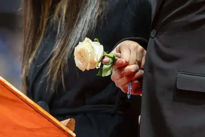 FOTOGRAFÍA. CIUDAD DE HUELVA (HUELVA) ANADALUCÍA (ESPAÑA), 29 DE ENERO DE 2026. 4.350 fieles arropan las víctimas en el funeral por el Adamuz. El Palacio de Deportes Carolina Marín ha acogido este jueves 29 de enero la Misa funeral por las víctimas del accidente ferroviario en Adamuz, en una celebración marcada por la solemnidad, la hondura espiritual y una intensa carga emotiva; una celebración religiosa por el trágico accidente ferroviario de Adamuz (Córdoba) que cobró la vida de 46 personas, con insólita ausencia del presidente del Gobierno de España y de su ministro de Transportes Pedro Sánchez Pérez-Castejón y Óscar Puente Santiago, respectivamente. Iglesia Católica de Huelva/Lasvocesdelpueblo (Ñ Pueblo)