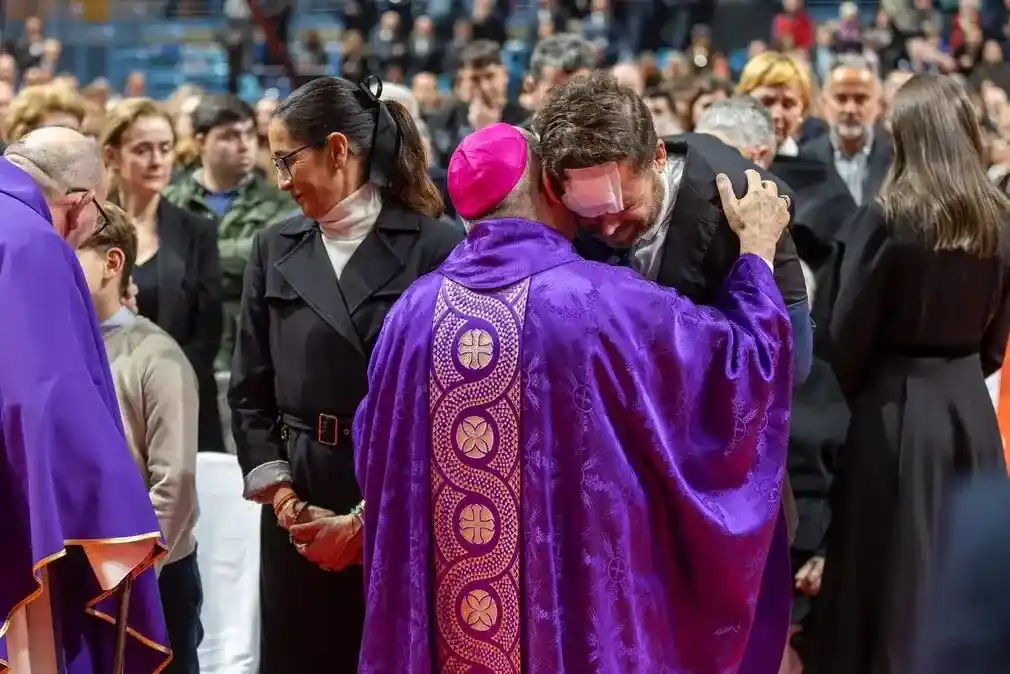 FOTOGRAFÍA. CIUDAD DE HUELVA (HUELVA) ANADALUCÍA (ESPAÑA), 29 DE ENERO DE 2026. 4.350 fieles arropan las víctimas en el funeral por el Adamuz. El Palacio de Deportes Carolina Marín ha acogido este jueves 29 de enero la Misa funeral por las víctimas del accidente ferroviario en Adamuz, en una celebración marcada por la solemnidad, la hondura espiritual y una intensa carga emotiva; una celebración religiosa por el trágico accidente ferroviario de Adamuz (Córdoba) que cobró la vida de 46 personas, con insólita ausencia del presidente del Gobierno de España y de su ministro de Transportes Pedro Sánchez Pérez-Castejón y Óscar Puente Santiago, respectivamente. Iglesia Católica de Huelva/Lasvocesdelpueblo (Ñ Pueblo)