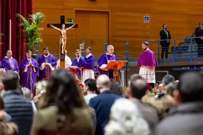 FOTOGRAFÍA. CIUDAD DE HUELVA (HUELVA) ANADALUCÍA (ESPAÑA), 29 DE ENERO DE 2026. 4.350 fieles arropan las víctimas en el funeral por el Adamuz. El Palacio de Deportes Carolina Marín ha acogido este jueves 29 de enero la Misa funeral por las víctimas del accidente ferroviario en Adamuz, en una celebración marcada por la solemnidad, la hondura espiritual y una intensa carga emotiva; una celebración religiosa por el trágico accidente ferroviario de Adamuz (Córdoba) que cobró la vida de 46 personas, con insólita ausencia del presidente del Gobierno de España y de su ministro de Transportes Pedro Sánchez Pérez-Castejón y Óscar Puente Santiago, respectivamente. Iglesia Católica de Huelva/Lasvocesdelpueblo (Ñ Pueblo)