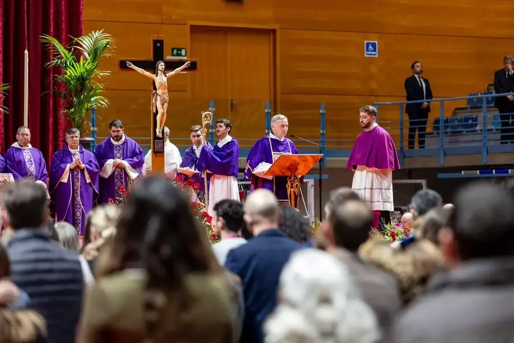 FOTOGRAFÍA. CIUDAD DE HUELVA (HUELVA) ANADALUCÍA (ESPAÑA), 29 DE ENERO DE 2026. 4.350 fieles arropan las víctimas en el funeral por el Adamuz. El Palacio de Deportes Carolina Marín ha acogido este jueves 29 de enero la Misa funeral por las víctimas del accidente ferroviario en Adamuz, en una celebración marcada por la solemnidad, la hondura espiritual y una intensa carga emotiva; una celebración religiosa por el trágico accidente ferroviario de Adamuz (Córdoba) que cobró la vida de 46 personas, con insólita ausencia del presidente del Gobierno de España y de su ministro de Transportes Pedro Sánchez Pérez-Castejón y Óscar Puente Santiago, respectivamente. Iglesia Católica de Huelva/Lasvocesdelpueblo (Ñ Pueblo)