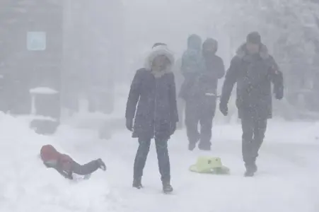FOTOGRAFÍA CEBRERO (ESPAÑA), 02 DE MARZO DE 2024. Aviso nacional de nevada con vientos fuertes y ventisca en España. Varias familias juegan en la nieve acumulada, este sábado en Pedrafita do Cebrero​ (Lugo) Galicia (España). Efe