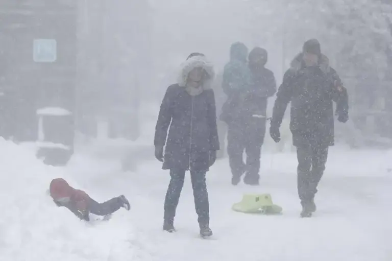 FOTOGRAFÍA CEBRERO (ESPAÑA), 02 DE MARZO DE 2024. Aviso nacional de nevada con vientos fuertes y ventisca en España. Varias familias juegan en la nieve acumulada, este sábado en Pedrafita do Cebrero​ (Lugo) Galicia (España). Efe