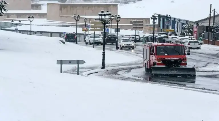 FOTOGRAFÍA. ÁVILA (CASTILLA Y LEÓN) ESPAÑA, 17 DE ENERO DE 2026. España en alerta por lluvias intensas hasta martes. La copiosa nevada caída durante la pasada madrugada ha dejado buena parte de la provincia de Ávila bajo un manto blanco, provocando algunos problemas en las carreteras de la provincia y en la capital, que ha amanecido con unos 5 centímetros de nieve. Efe
