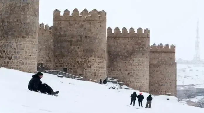 FOTOGRAFÍA. ÁVILA (CASTILLA Y LEÓN) ESPAÑA, 17 DE ENERO DE 2026. España en alerta por lluvias intensas hasta martes. La copiosa nevada caída durante la pasada madrugada ha dejado buena parte de la provincia de Ávila bajo un manto blanco, provocando algunos problemas en las carreteras de la provincia y en la capital, que ha amanecido con unos 5 centímetros de nieve. Efe