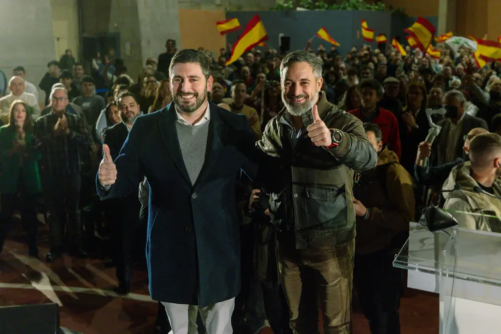FOTOGRAFÍA. TERUEL (ARAGÓN) ESPAÑA, 12 DE ENERO DE 2026. El candidato de VOX a la Presidencia del Gobierno autonómico desde Aragón, Alejandro Nolasco Asensio (i); momentos antes de su intervención que ha tenido lugar durante la presentación de candidatos de VOX a las Elecciones Aragón autonómicas del 8 de febrero, celebrada en el Palacio de Congresos de Teruel, con el cierre del presidente de VOX, Santiago Abascal Conde (d); quien a su vez ha garantizado que va a visitar toda Aragón pueblo a pueblo durante la precampaña y en campaña electoral. Lasvocesdelpueblo (Ñ Pueblo)