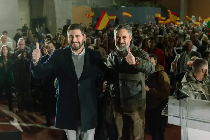 FOTOGRAFÍA. TERUEL (ARAGÓN) ESPAÑA, 12 DE ENERO DE 2026. El candidato de VOX a la Presidencia del Gobierno autonómico desde Aragón, Alejandro Nolasco Asensio (i); momentos antes de su intervención que ha tenido lugar durante la presentación de candidatos de VOX a las Elecciones Aragón autonómicas del 8 de febrero, celebrada en el Palacio de Congresos de Teruel, con el cierre del presidente de VOX, Santiago Abascal Conde (d); quien a su vez ha garantizado que va a visitar toda Aragón pueblo a pueblo durante la precampaña y en campaña electoral. Lasvocesdelpueblo (Ñ Pueblo)