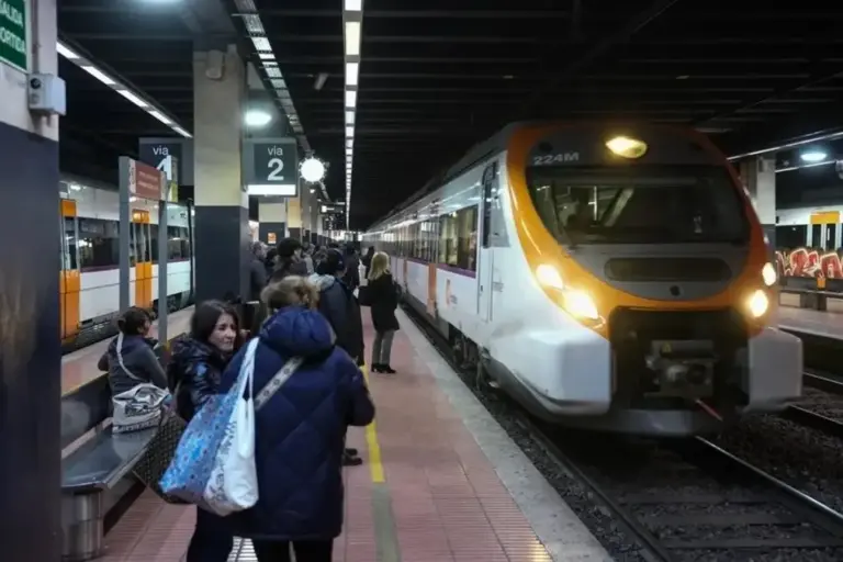 FOTOGRAFÍA. BARCELONA (CATALUÑA) ESPAÑA, 26 DE ENERO DE 2026. Aspecto de la estación de Fabra i Puig de Barcelona, este lunes en que el servicio de Rodalies y Media Distancia de Cataluña vuelve a sufrir una jornada caótica. Efe