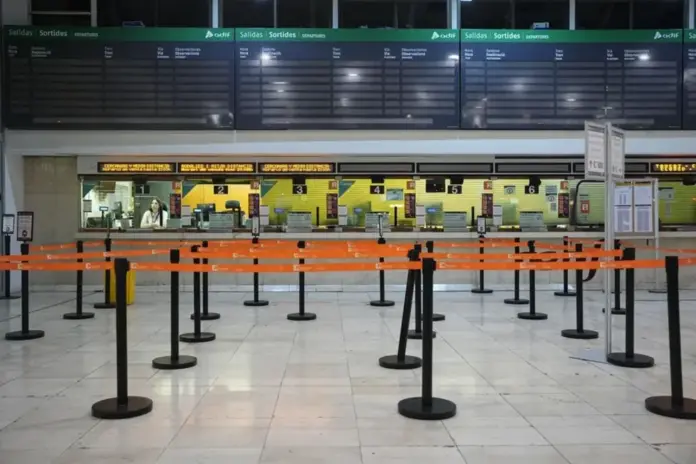 rodalies de Cataluña, Rodalies, colapso, colapso ferroviario Cataluña, Estación Sants Barcelona,Renfe, No está claro si lunes podrá reanudarse el servicio de Rodalies de Cataluña (2) FOTOGRAFÍA. BARCELONA (CATALUÑA) ESPAÑA, 24 DE ENERO DE 2026. Aspecto de la Estación Paseo de Gràcia de Barcelona este sábado, 24 de enero, durante otra jornada de suspensión de servicio en Rodalies de Cataluña. Efe