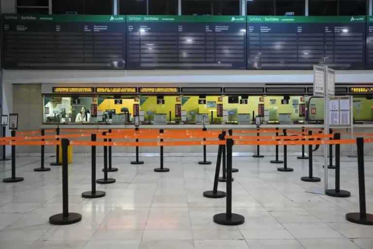 FOTOGRAFÍA. BARCELONA (CATALUÑA) ESPAÑA, 24 DE ENERO DE 2026. Aspecto de la Estación Paseo de Gràcia de Barcelona este sábado, 24 de enero, durante otra jornada de suspensión de servicio en Rodalies de Cataluña. Efe