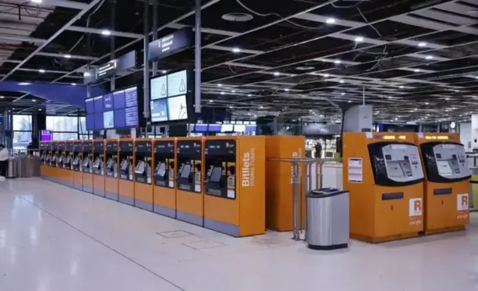 rodalies-suspendido,desprendimientos del terreno,Rodalies, Cataluña, Rodalies de Cataluña azotado ahora por desprendimientos del terreno (1) FOTOGRAFÍA. BARECELONA (CATALUAÑ) ESPAÑA, 22 DE ENERO DE 2026. Reanudación parcial del servicio de Rodalies el lunes en Cataluña. Rodalies de Cataluña azotado ahora por desprendimientos del terreno. Detalle de una vista de acceso de la Estación de Sants de Rodalies de Cataluña, este jueves, 22 de enero de 2026, durante la suspensión de servicio por inseguridad en vías para los maquinistas y pasajeros. Efe