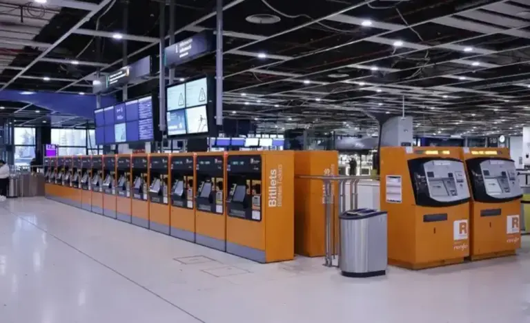 FOTOGRAFÍA. BARECELONA (CATALUAÑ) ESPAÑA, 22 DE ENERO DE 2026. Reanudación parcial del servicio de Rodalies el lunes en Cataluña. Rodalies de Cataluña azotado ahora por desprendimientos del terreno. Detalle de una vista de acceso de la Estación de Sants de Rodalies de Cataluña, este jueves, 22 de enero de 2026, durante la suspensión de servicio por inseguridad en vías para los maquinistas y pasajeros. Efe