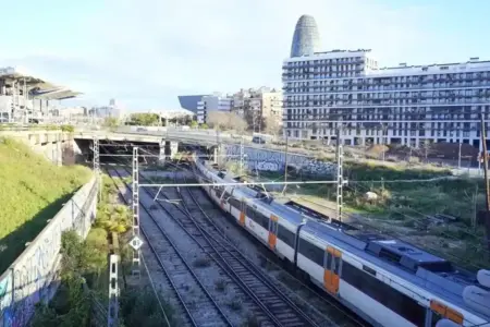 FOTOGRAFÍA. BARECELONA (CATALUAÑ) ESPAÑA, 23 DE ENERO DE 2026. Rodalies vuelve a dejar sin servicio a sus 400.000 usuarios en Cataluña. Rodalies de Cataluña azotado ahora por desprendimientos del terreno. Detalle de una vista de un tren de Rodalies este viernes, 23 de enero de 2026, en Barcelona, durante el restablecimiento de servicio tras revisiones exhaustivas en vías por la seguridad de los maquinistas y pasajeros. Efe