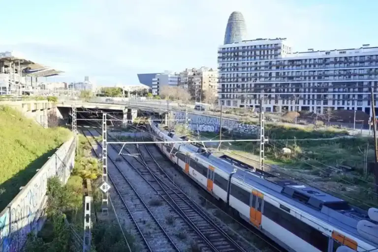 FOTOGRAFÍA. BARECELONA (CATALUAÑ) ESPAÑA, 23 DE ENERO DE 2026. Rodalies vuelve a dejar sin servicio a sus 400.000 usuarios en Cataluña. Rodalies de Cataluña azotado ahora por desprendimientos del terreno. Detalle de una vista de un tren de Rodalies este viernes, 23 de enero de 2026, en Barcelona, durante el restablecimiento de servicio tras revisiones exhaustivas en vías por la seguridad de los maquinistas y pasajeros. Efe